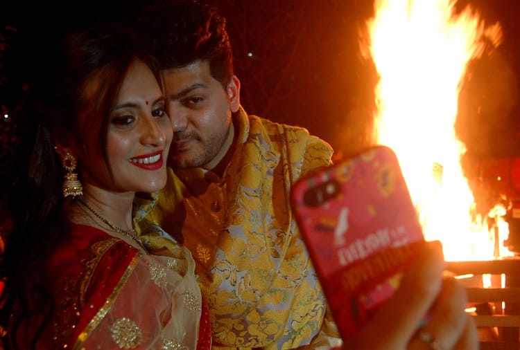Selfie with lohri : after the worship, people danced on the Bhangra, photos