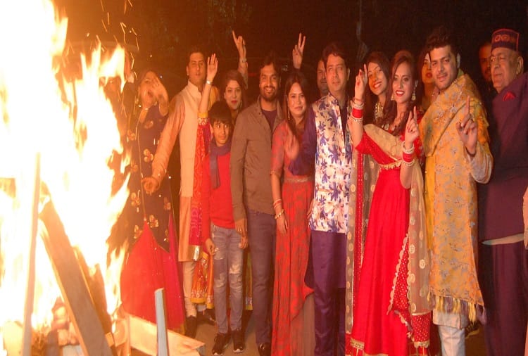 Selfie with lohri : after the worship, people danced on the Bhangra, photos