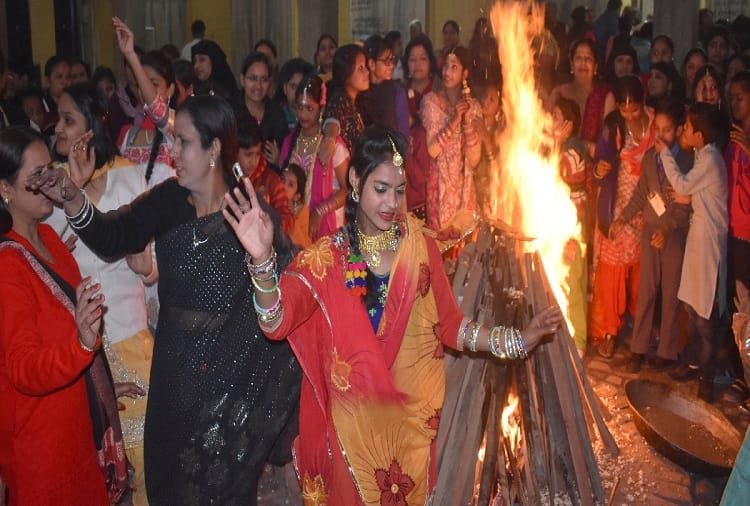 Selfie with lohri : after the worship, people danced on the Bhangra, photos