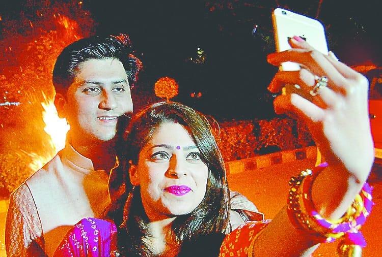 Selfie with lohri : after the worship, people danced on the Bhangra, photos