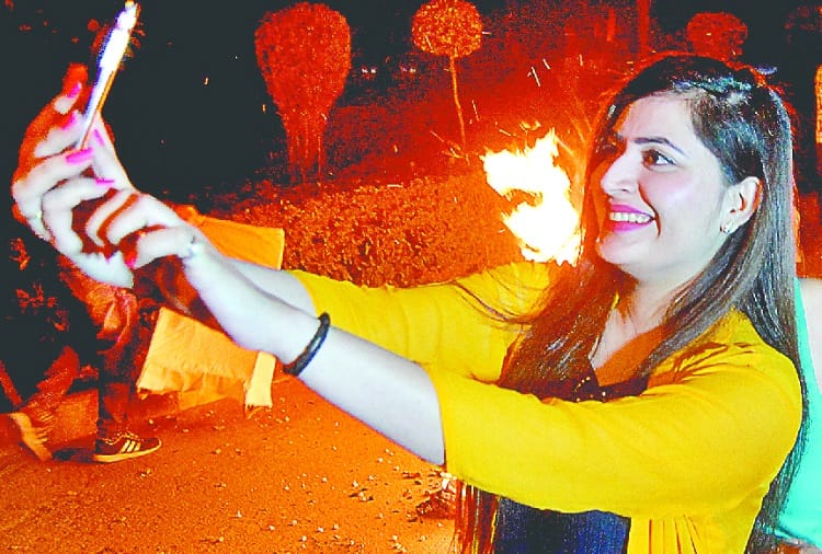 Selfie with lohri : after the worship, people danced on the Bhangra, photos