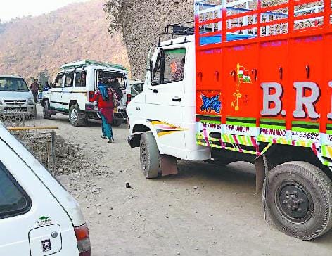 गंबरपुल पर लगा जाम, चार घंटे थमे पहिए