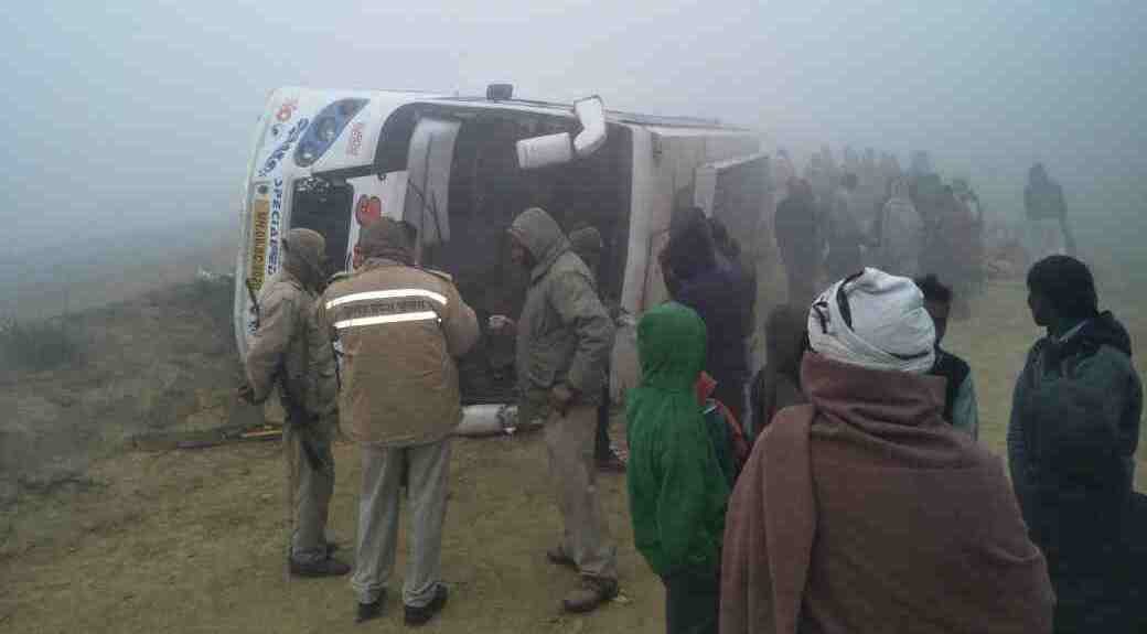 Pilgrim bus accident in varanasi and many injured