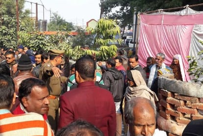 clash between BJP MP and MLA during balnket distribution in sitapur. 
