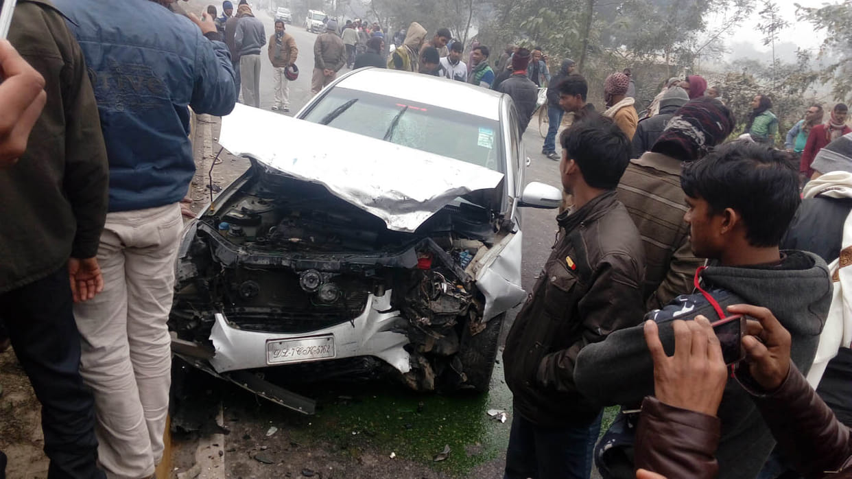 Two cars collide with each other, eight injured