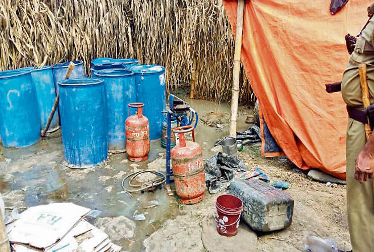 illegal liquor manufacturing factory caught in unnao