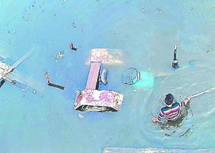 Farmers fell into the river from the bridge, including tractor-trolley