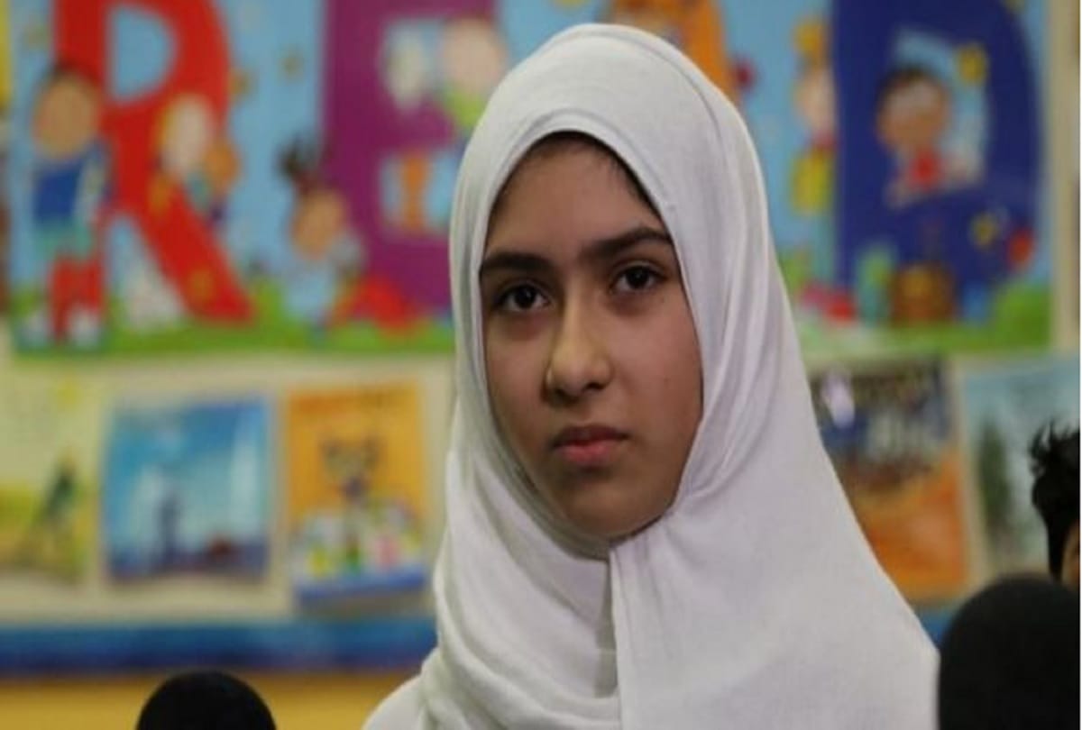 Hate Crime: A man Attacked on hijab girl wearing in Toronto by a scissor 