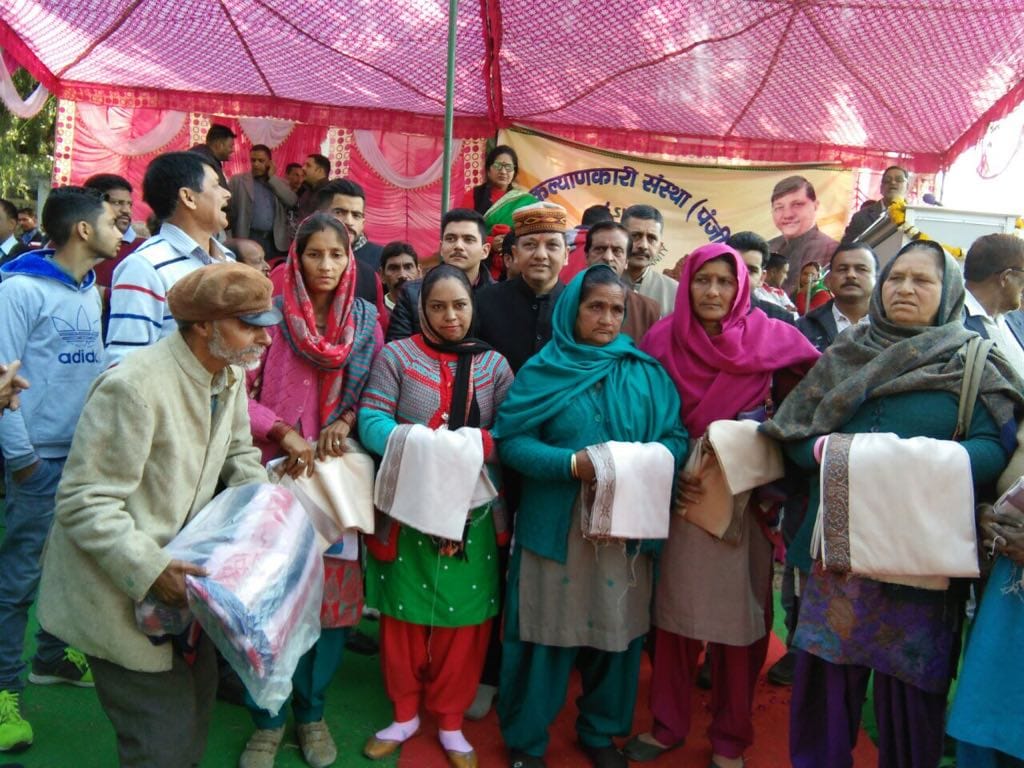 राजेंद्र राणा ने 500 गरीब लोगों को बांटे कंबल व शाल