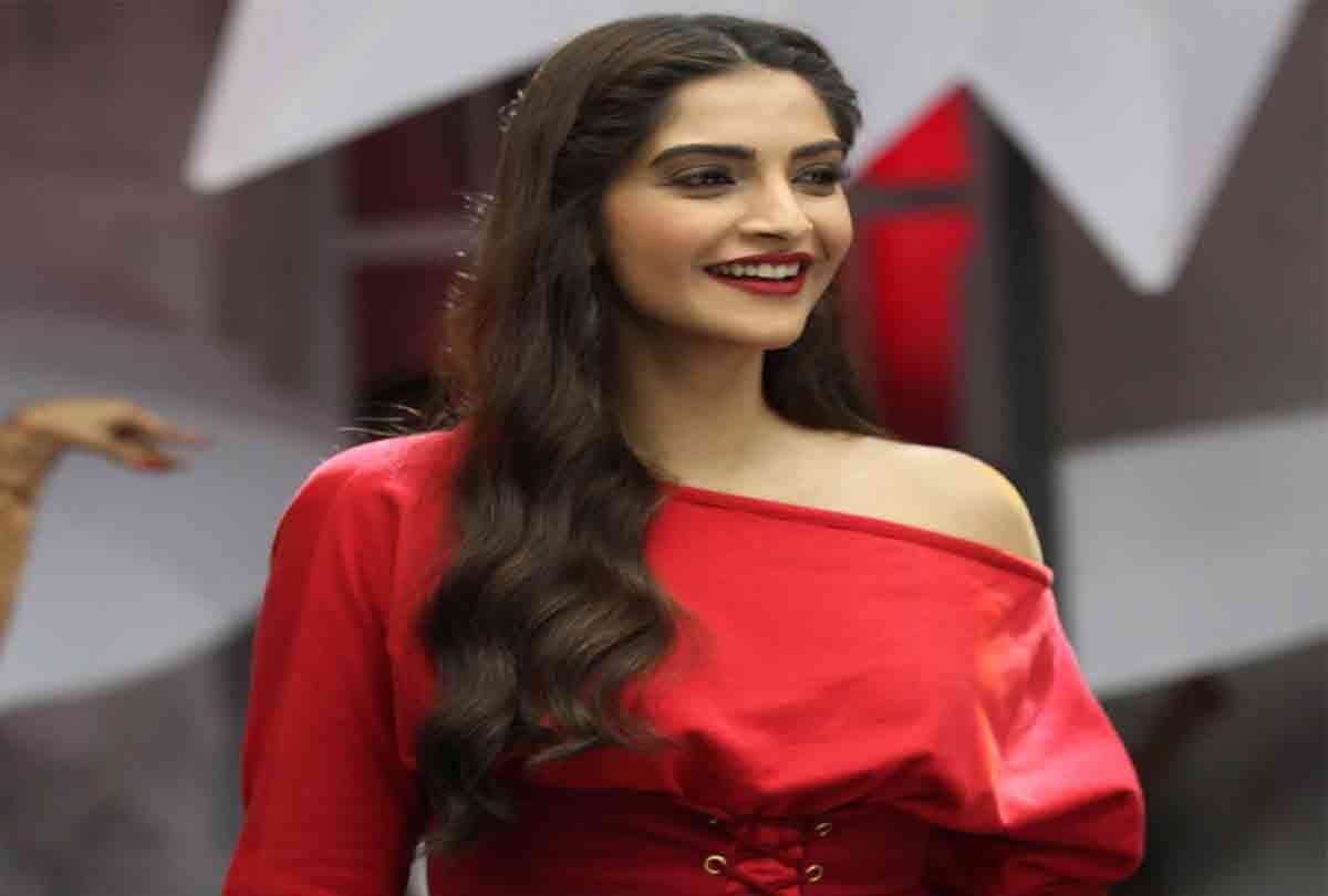 sonam kapoor big statement on her first menstrual cycle in padman promotion