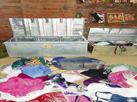 Six lakh jewelery-cash theft from home
