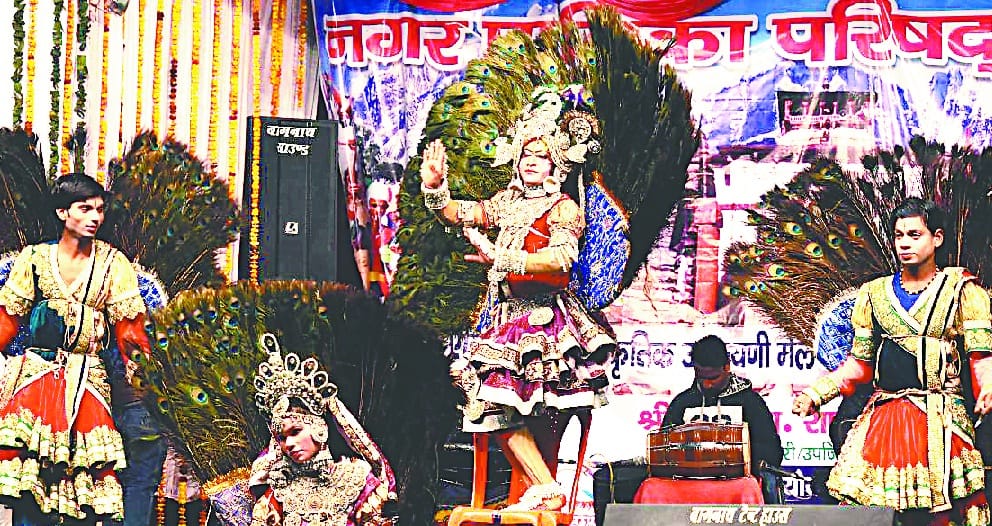 panv mein payaliya haath mein kanganiya...