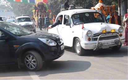 car comes infront of cm fleet in dehradun