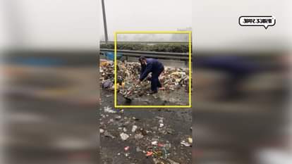 DELHI POLICE ASI CLEANING GARBAGE ON DND ROAD 