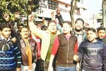 हंगामा करते राजपूत समाज के लोग।