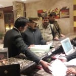 जांच करती पुलिस
