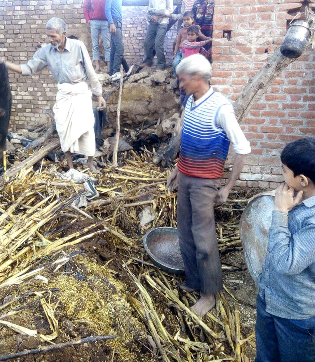 पांच घरों में आग से डेढ़ लाख रुपये का सामान राख
