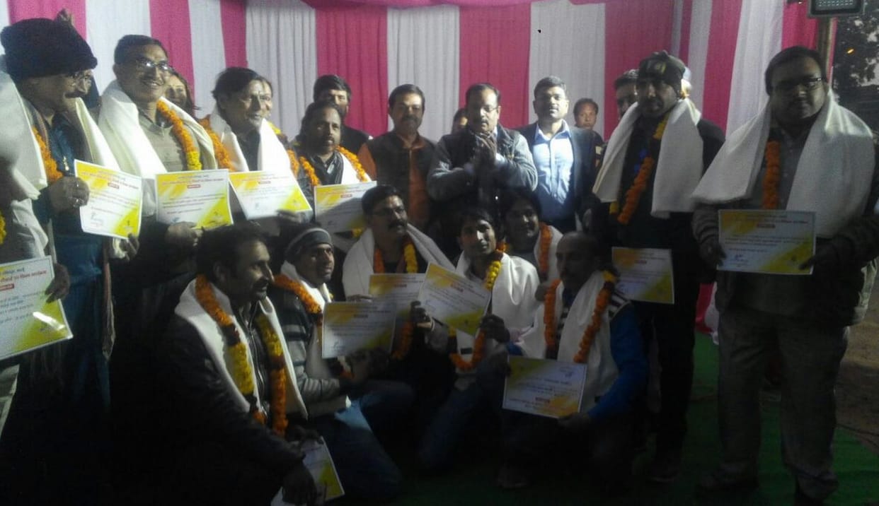 डीएम ने किया चित्रकारों को सम्मानित