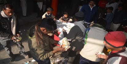 Mayawati 62th birthday looted cake, run away from the forum