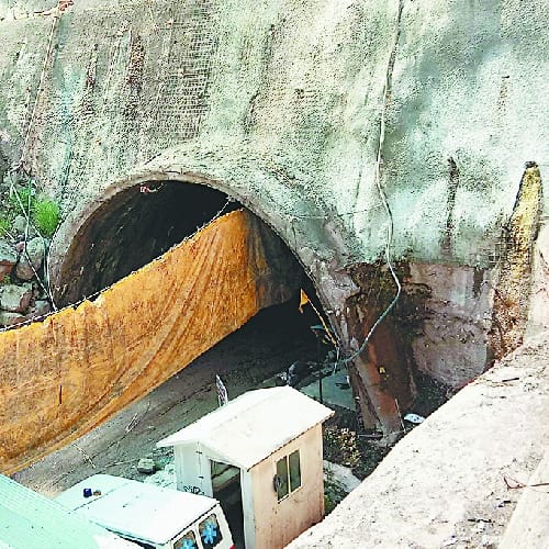 टनल निर्माण में मजदूरों की जिंदगी से हो रहा खिलवाड़