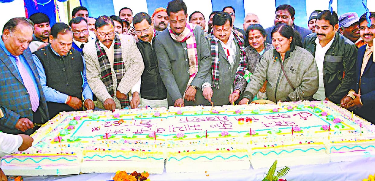 बसपा सुप्रीमो के जन्मदिन पर काटा केक