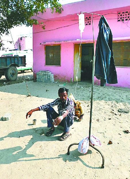 खुले में स्वयं को ड्रिप लगाता है मरीज