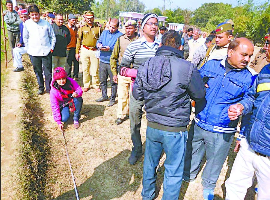 लधौली ग्राम पंचायत का डीएम ने किया निरीक्षण, जांचे विकास कार्य