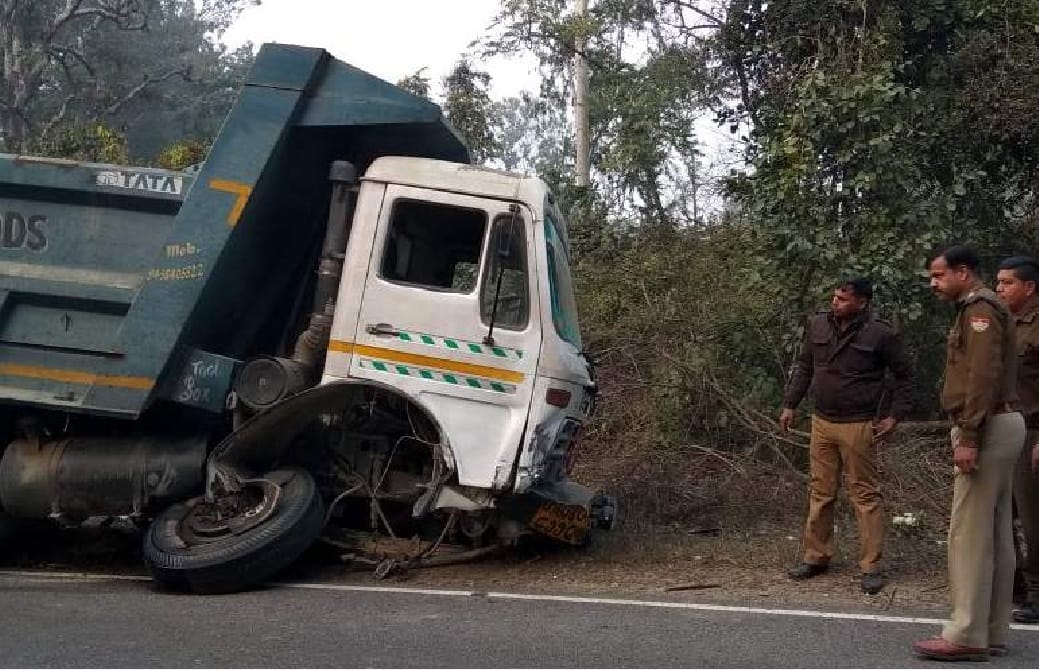 खड़े ट्रक से टकराई बाइक, चाचा की मौत, भतीजा घायल