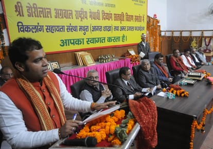amar ujala gave scholarship to the students in agra 