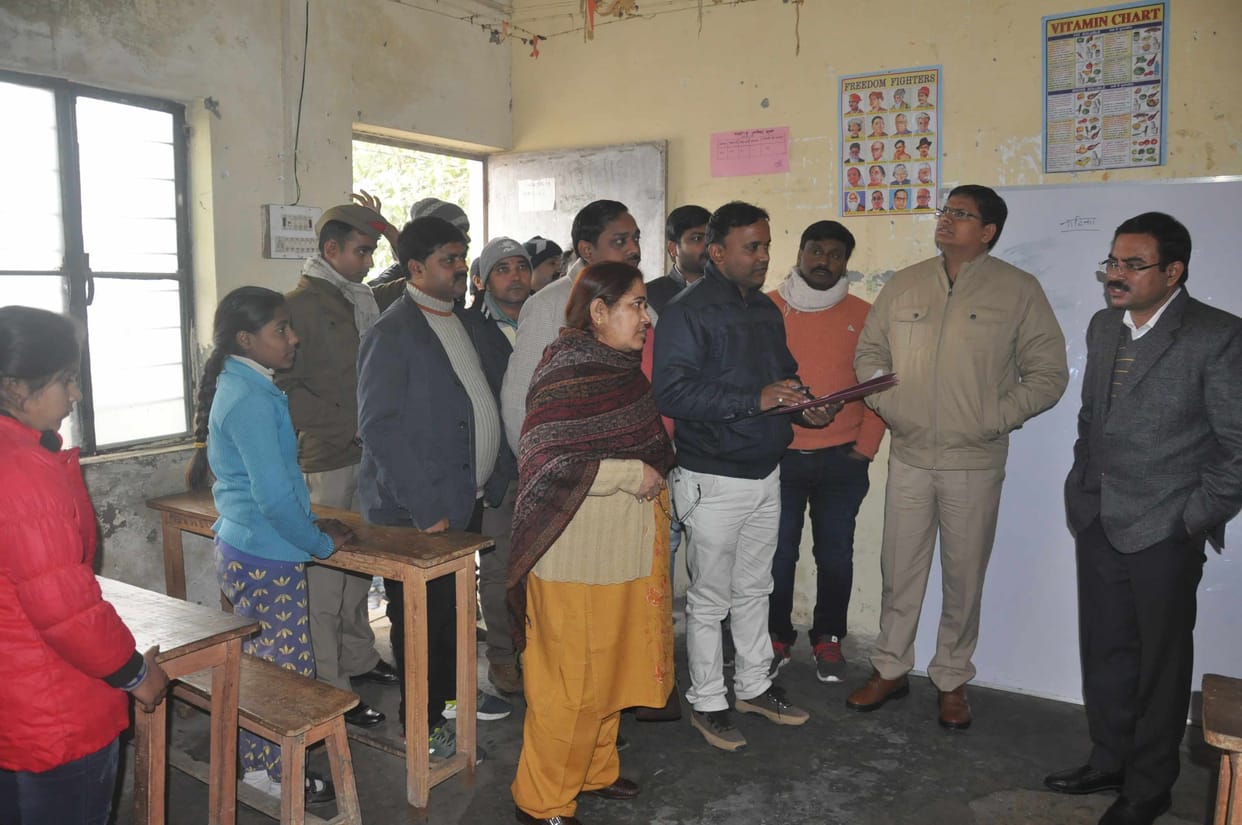 डीएम ने कस्तूरबा गांधी विद्यालय के कर्मचारियों का वेतन रोका