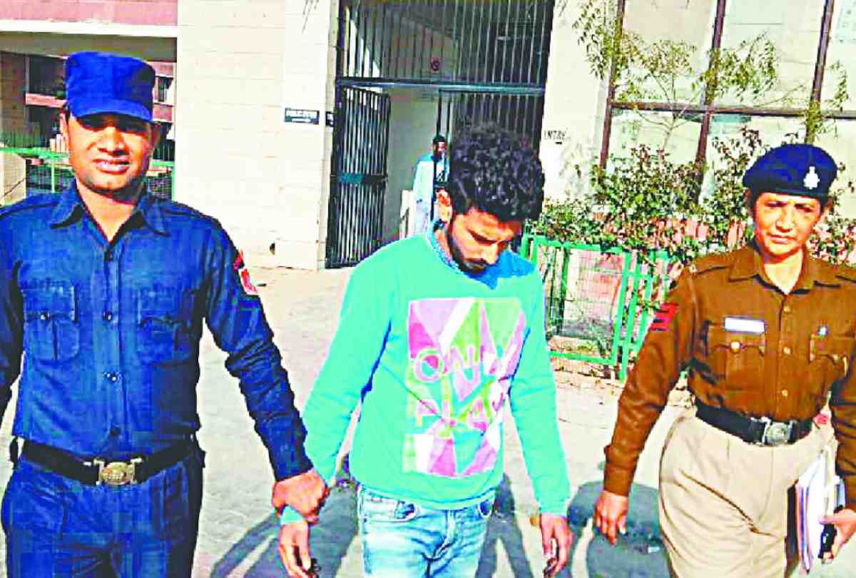 brave lady constable caught bike thiever