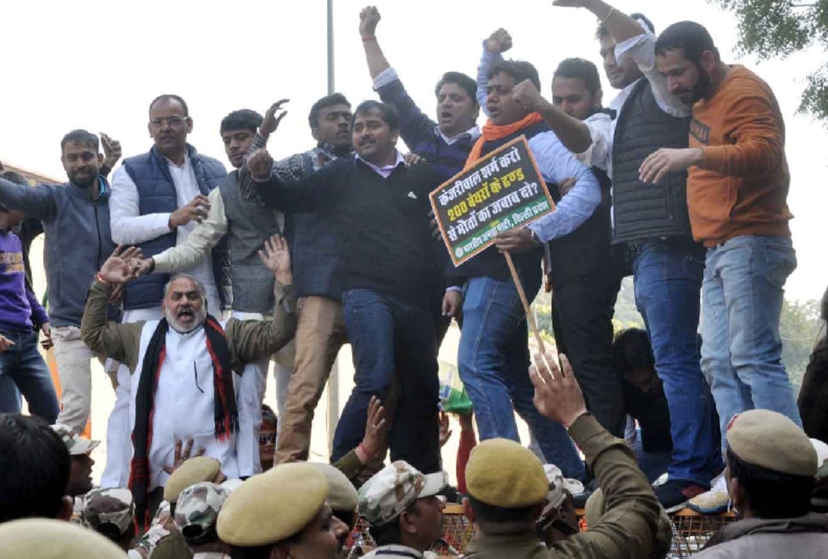 bjp protested against aap government's betrayal to public