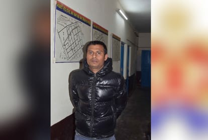man caught who wore uniform of police and was fighting with a news channel's guard