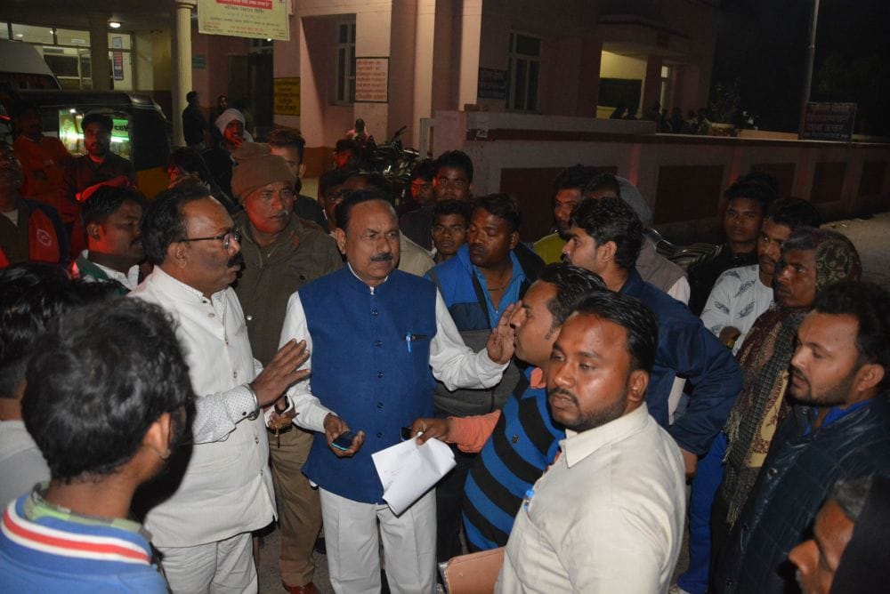 firing and stone throwing in firozabad 