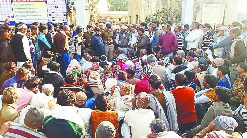 Meerut road jammed, angry at the police