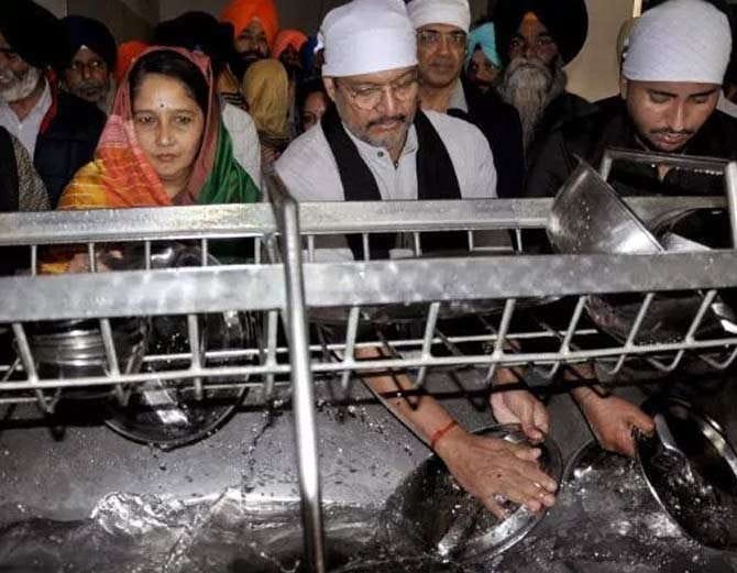 bollywood actor nana patekar in golden temple amritsar
