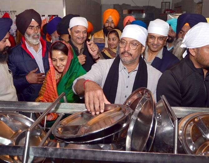bollywood actor nana patekar in golden temple amritsar