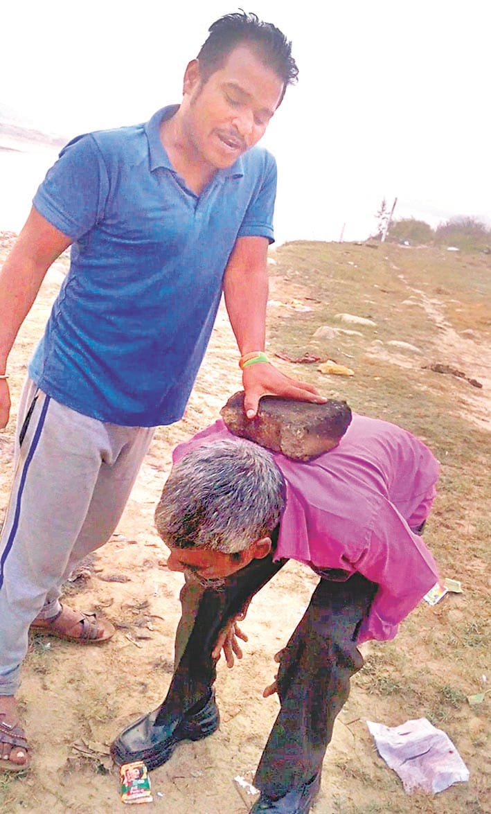 defecation on the Ramganga coast people beaten and forced to kept in pocket 