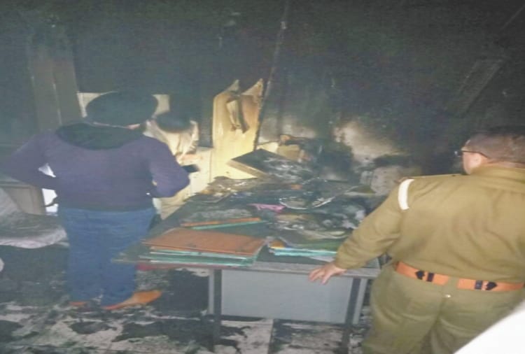 robbers could not loot bank set it on fire in kangra