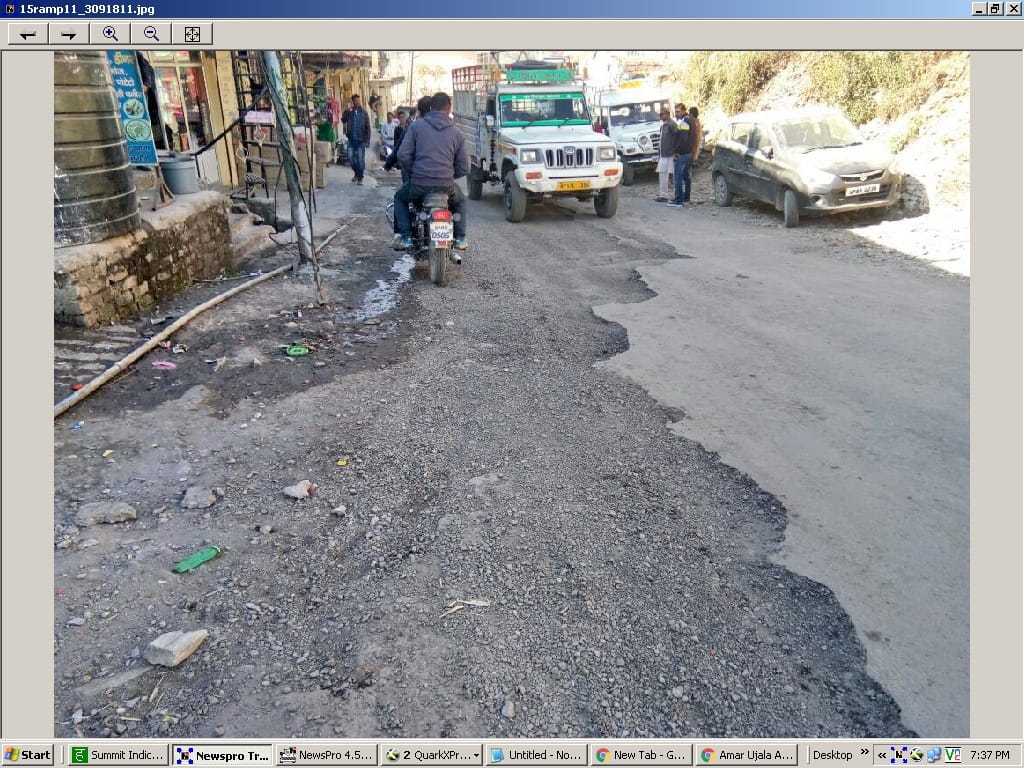 आगे-आगे मैटलिंग, पीछे उखड़ रही सड़क