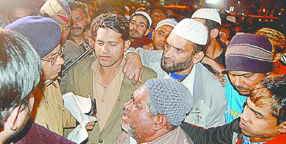 The speeding car hit the young man, indignation at death, planted jam