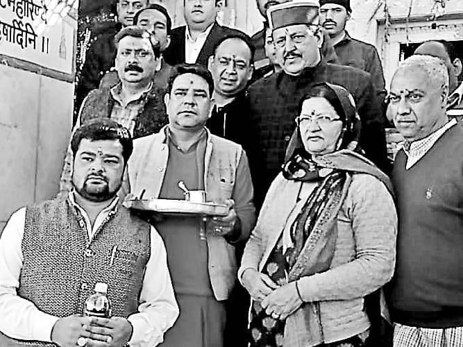 रामलाल ठाकुर ने परिवार के साथ श्री नयना देवी में टेका माथा