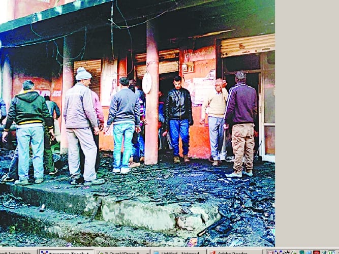 बैरी में तीन दुकानें जलीं, 20 लाख का नुकसान