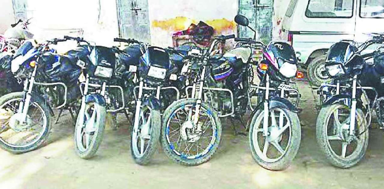 Driving vehicle thief with nine bikes