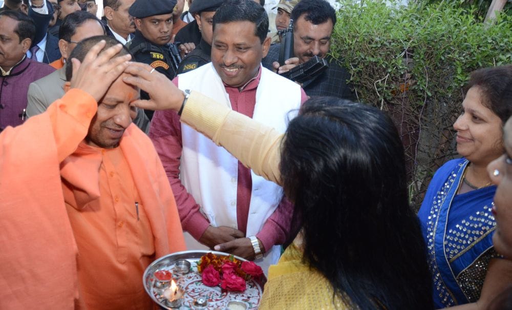 cm yogi went to mp katheria house in agra 
