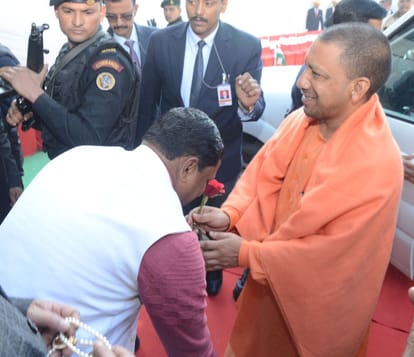cm yogi went to mp katheria house in agra 