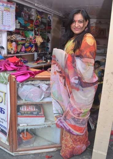 A lady shows the best way to Re use Demonetised five hundred and thousand rupees note 
