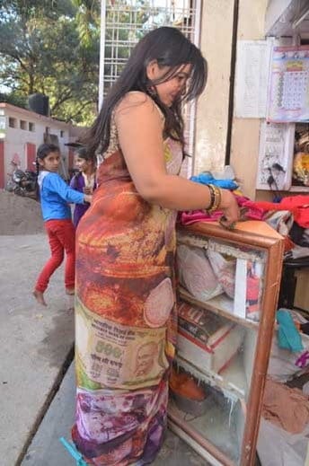 A lady shows the best way to Re use Demonetised five hundred and thousand rupees note 