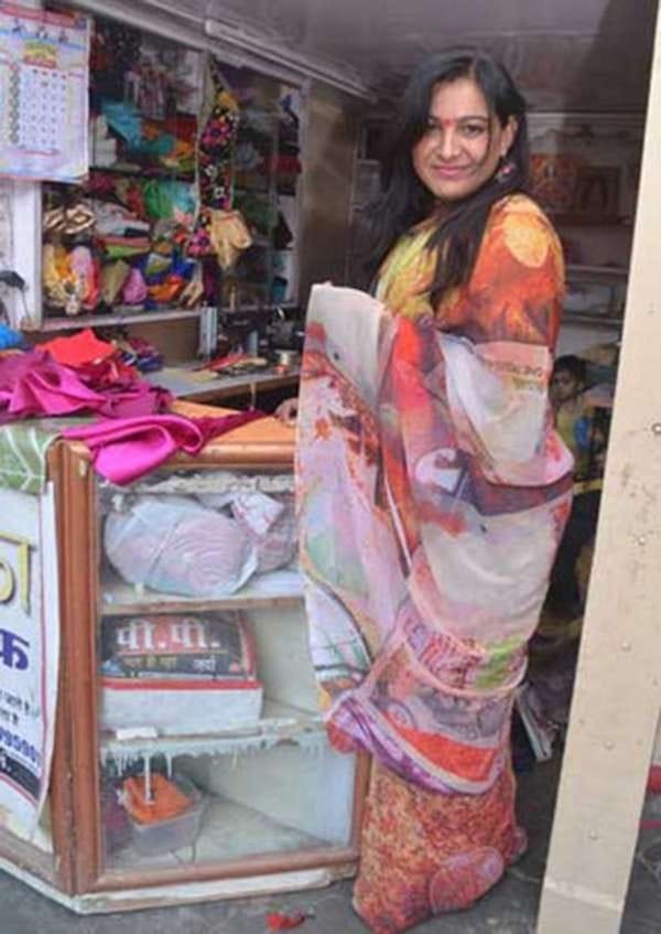 A lady shows the best way to Re use Demonetised five hundred and thousand rupees note 