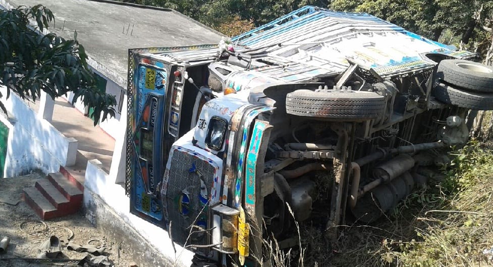 Uncontrolled truck dropped on roof, half dozen injured